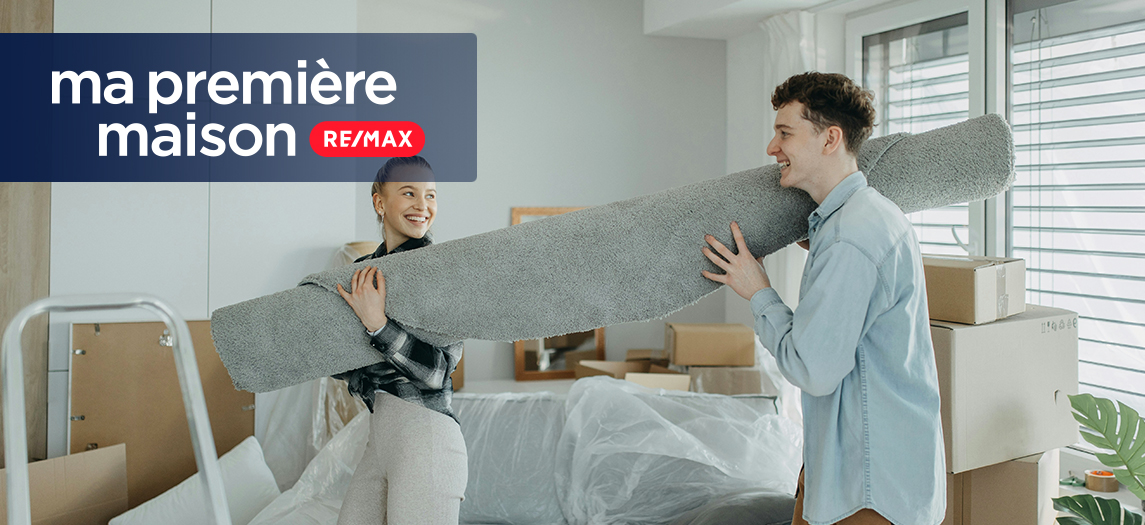 deux jeunes adulte tenant un tapis